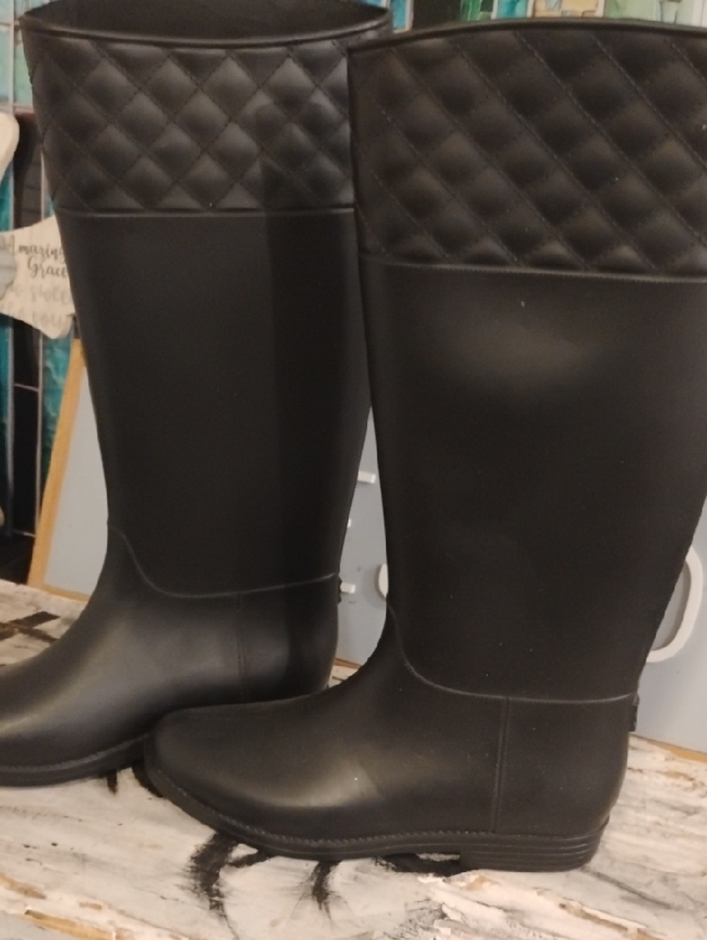 Dirty Laundry Black Quilted Design Rubber Rain Boots.